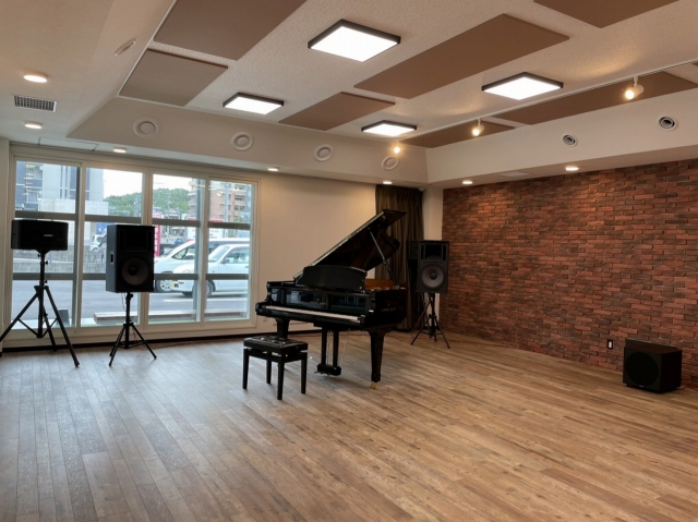 レッスンは当施設1階のホールで行います。
ピアノも完備された日の光がたっぷり入る空間です。